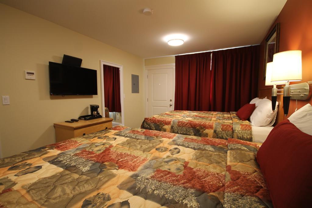 Sahara Suites Osoyoos Quarto foto