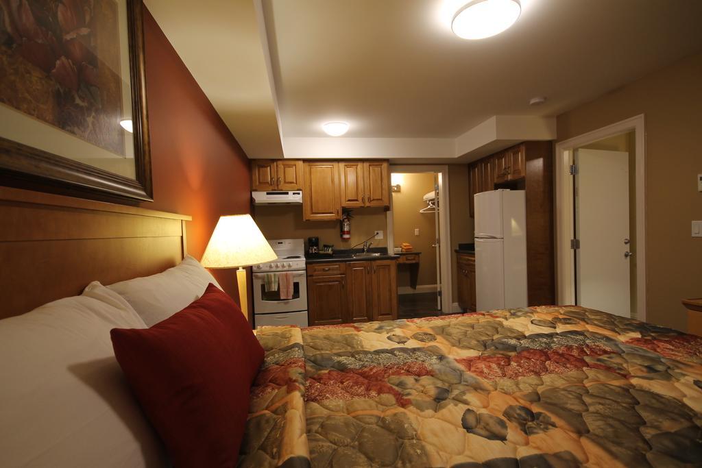 Sahara Suites Osoyoos Quarto foto